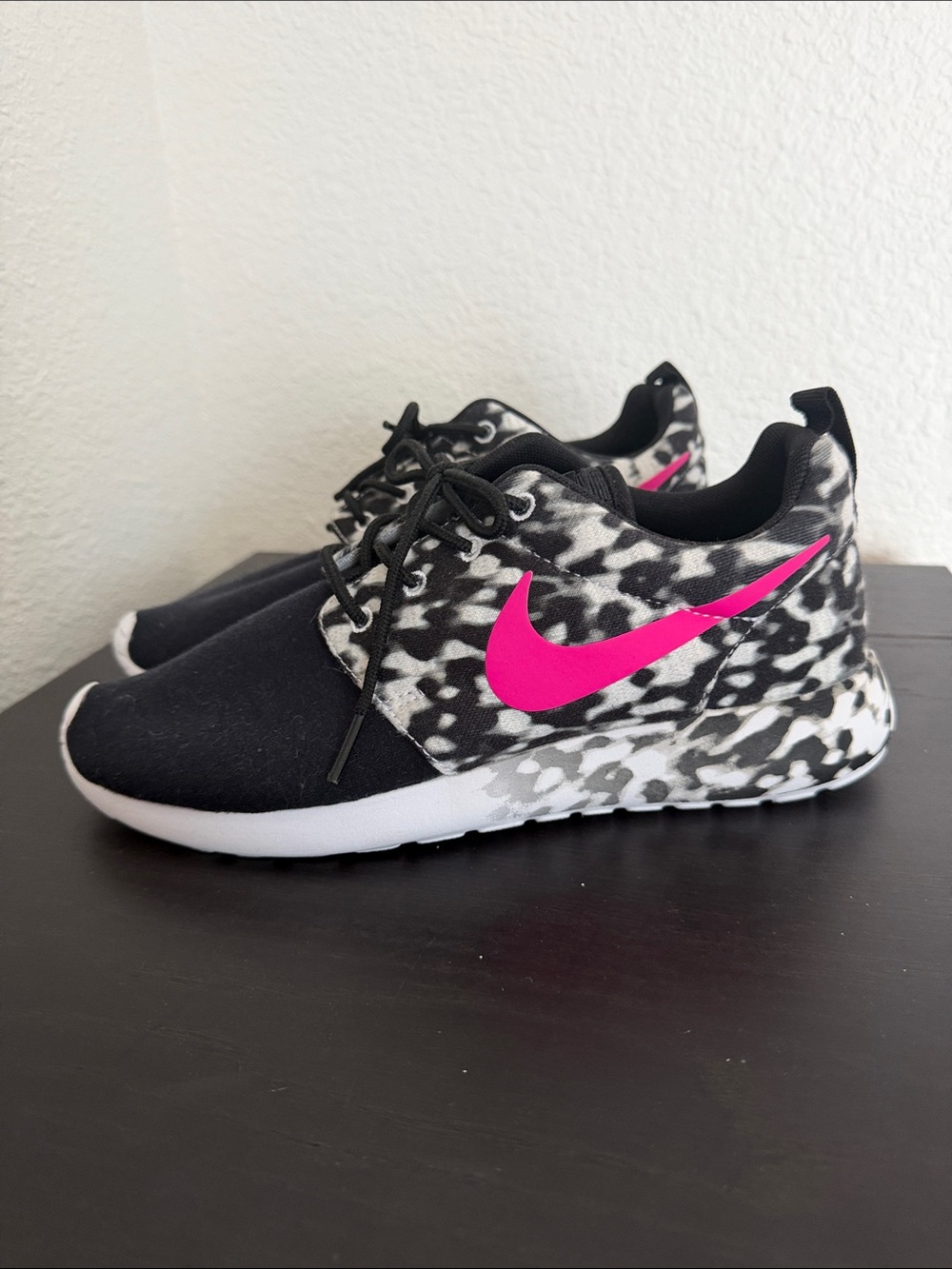 Nike ID woman’s Roshe  Black & Hot Pink Patterned Running Shoes size 8 new